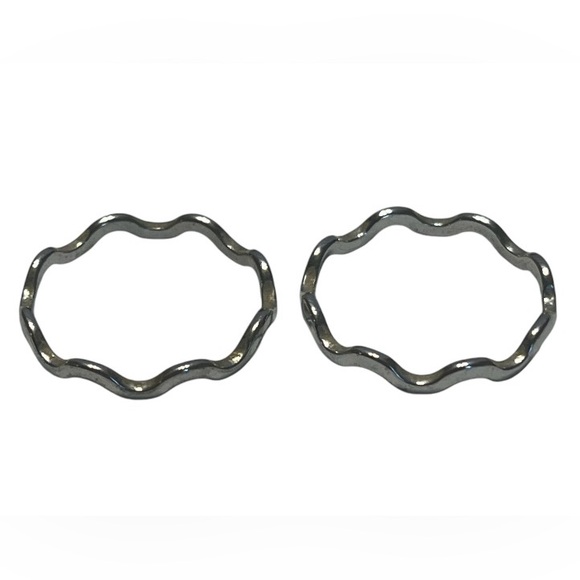 Stackable Avon Ring. 2 silver tone, 2 gold tone and 1 thicker gold tone - Picture 4 of 4